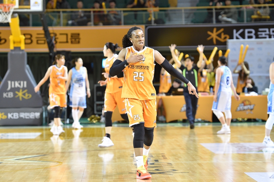 맹활약한 KB스타즈 카일라 쏜튼 (사진/WKBL)