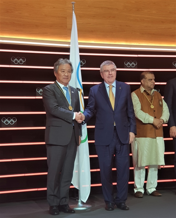 이기흥 대한체육회장(사진 왼쪽)과 토마스바흐 IOC위원장(사진 오른쪽) (사진제공/대한체육회)