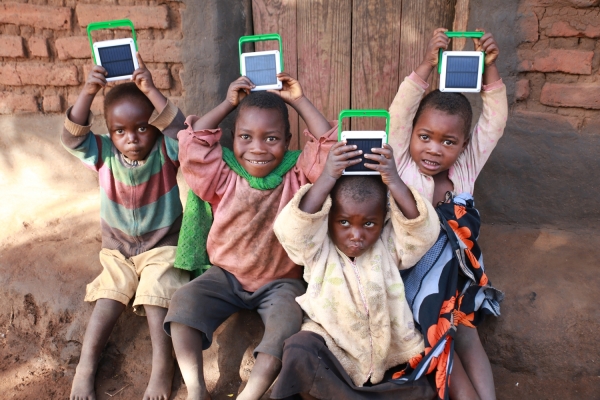 밀알복지재단의 태양광랜턴을 전달받은 아프리카 어린이들 (사진제공/밀알복지재단)