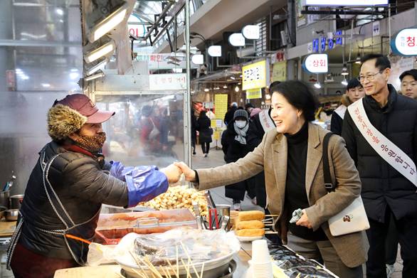 사진 = 지난 2일 강동구 암사종합시장에서 이수희 강동구청장이 상인들과 만나 격려하고 있다.