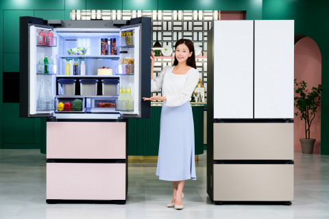 삼성전자 모델이 ‘비스포크 AI 김치플러스’를 소개하고 있다