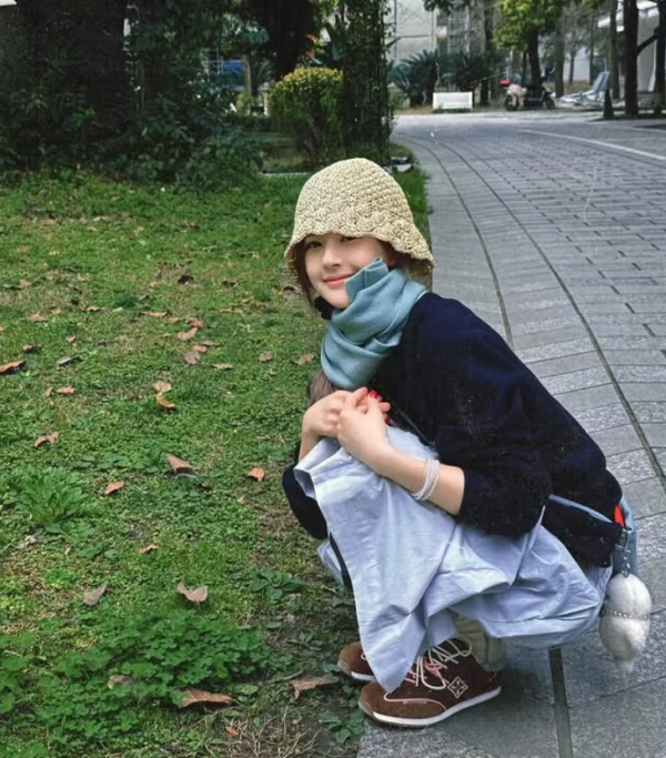 자오루쓰(赵露思, 조로사), 내추럴 감성 가득한 근황 공개…사복 여신의 소박한 일상