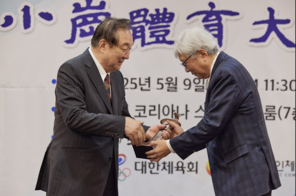 사진= 정대철 소강민관식육영재단 이사장(좌)으로부터 대상 트로피를 받고 있는 이인정 회장(우). (제공= 대한산악연맹)