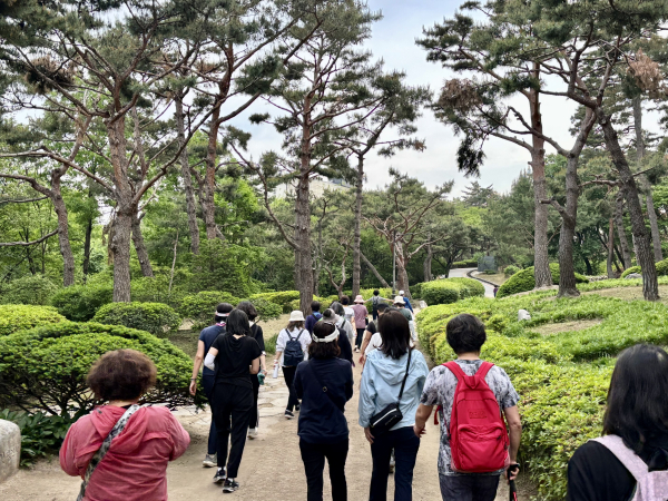 사진 = 용산구민들이 걷기챌린지 ‘봄따라 걸어봄’에 참여하고 있다.
