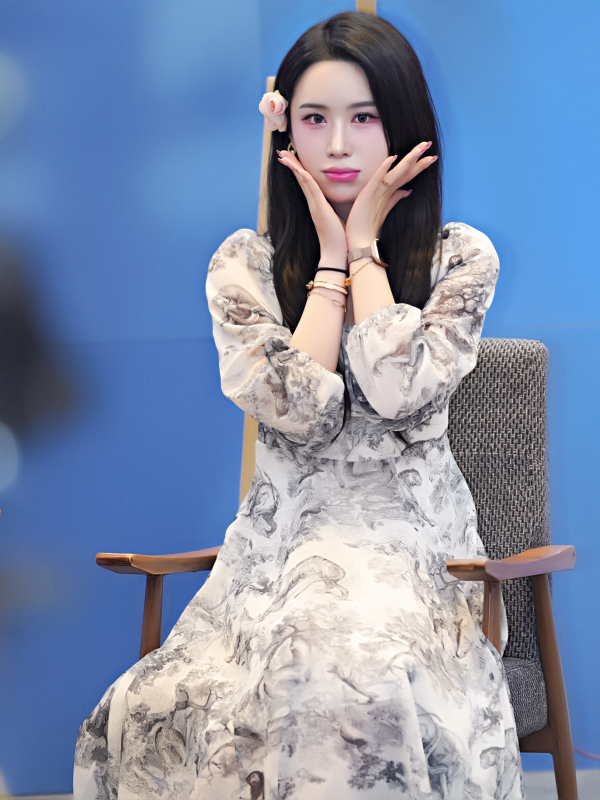 [NF포토] 모델 서율 예쁘게 봐달라는 애교의 향기, '파나소닉(panasonic) 부스 포토타임 현장'
