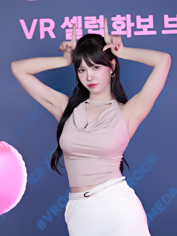 [NF포토] 인플루언서 겨우디. 섹시의 끝판왕은 저인 거 아시죠?, '올림플래닛 부스 셀럽 화보 브랜드VROOK 출시 이벤트 팬 미팅 현장'